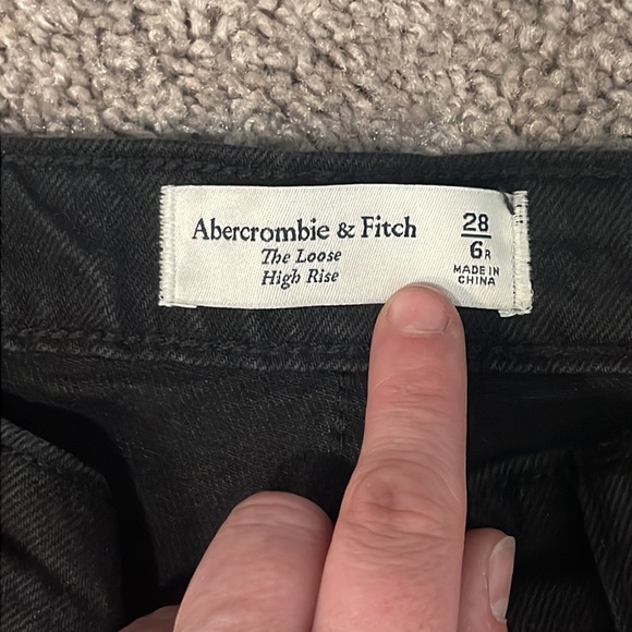 Abercrombie & Fitch Black High Rise Loose Jean with Pleated Details Sz 28 - Picture 6 of 7